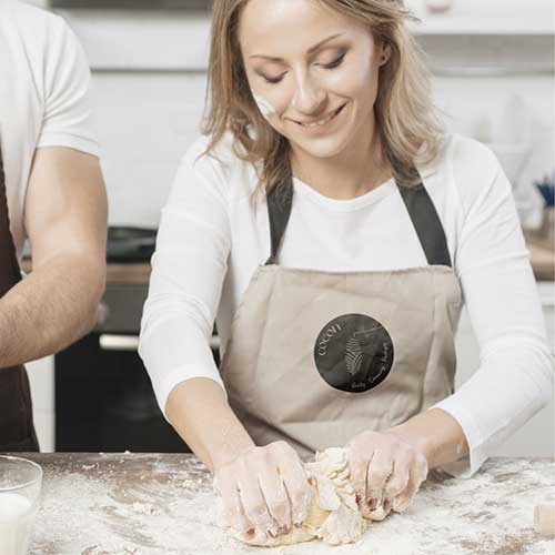 femme qui apprend à pâtisser sans gluten